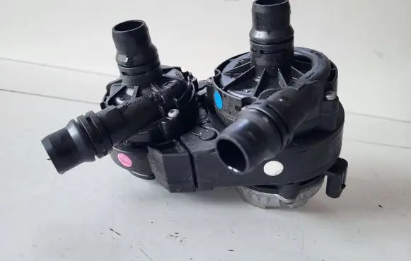 Peugeot 3008 II Water pump 9818813480