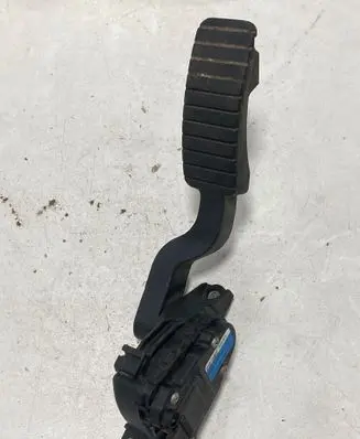 Accelerator throttle pedal