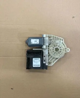 Volkswagen Golf VI Front door window regulator motor 05075712 5K0959793 71219011130831