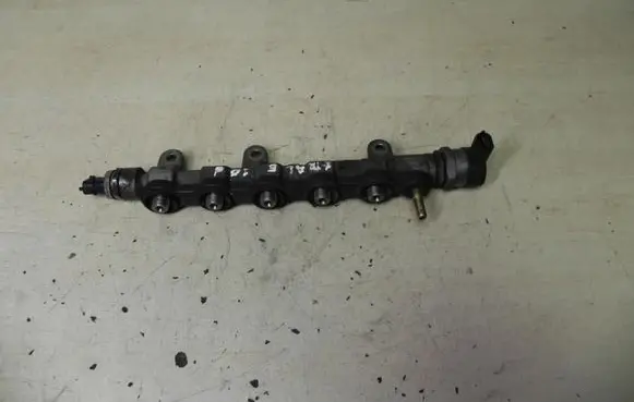 Nissan X-Trail T31 Fuel distributor 8200942721 VD6481