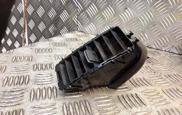 Nissan Murano Z50 Dashboard air vent grill cover trim 68750CA002 E6125162100
