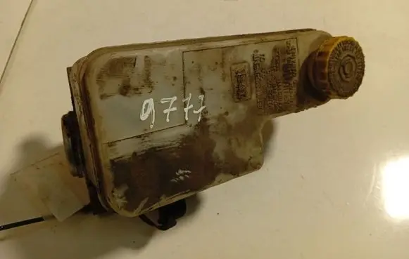 Chrysler Sebring (ST-22 - JR) Brake fluid reservoir