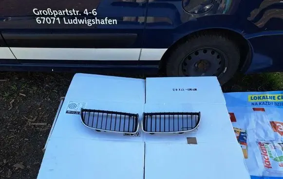 BMW 3 E90 E91 Front bumper upper radiator grill 7120008