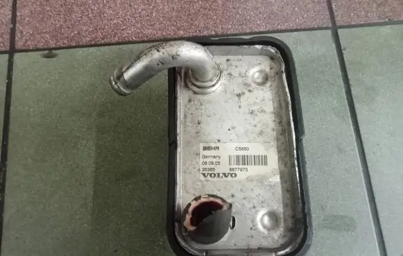 Volvo S80 Engine oil radiator 8677973
