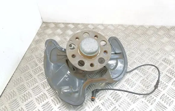 Mercedes-Benz E C207 W207 Front wheel hub A2044202644 A2075400017