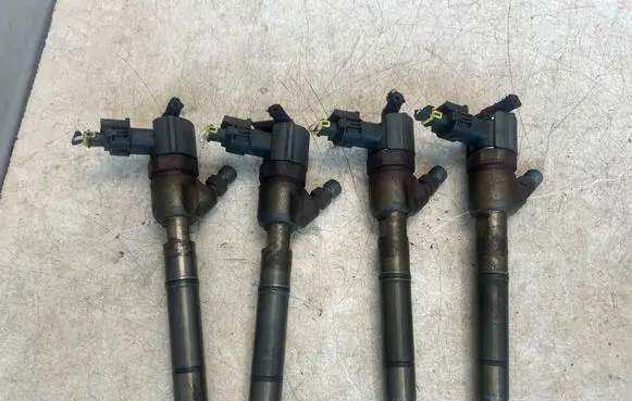 Hyundai i20 (PB PBT) Fuel injectors set 0445110320