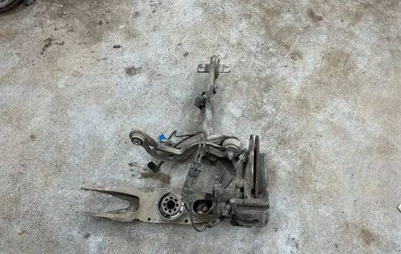 Rear wheel hub spindle/knuckle
