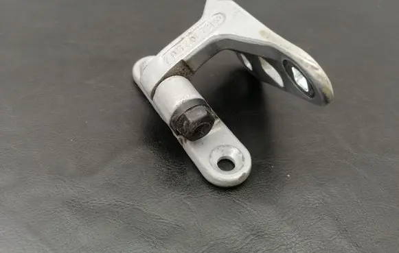 Mercedes-Benz E W211 Front door lower hinge A2117201737
