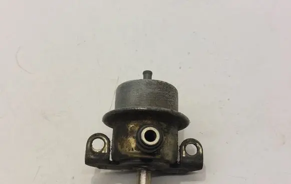 Volkswagen Golf II Fuel pressure regulator 