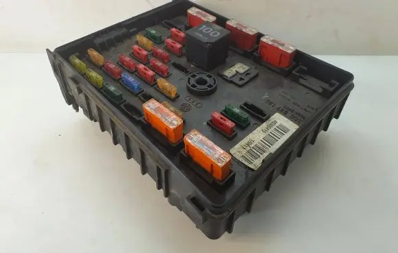 Volkswagen PASSAT B6 Fuse module 3C0937125 63592777