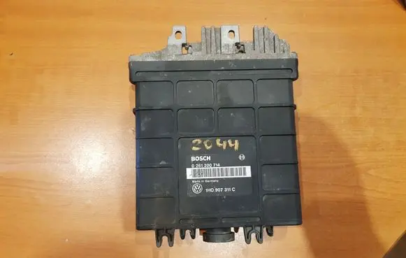 Volkswagen Golf III Engine control unit/module 1HO907311C 0261200714