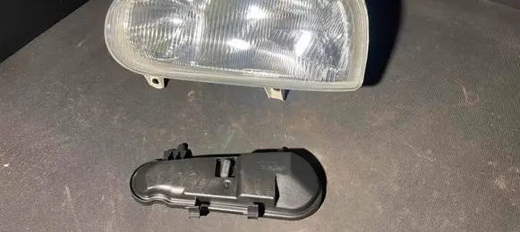 Volkswagen Golf III Headlight/headlamp 205018B