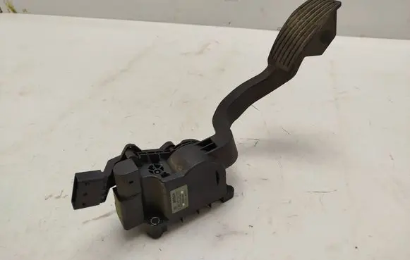 Opel Combo D Accelerator throttle pedal 51831864