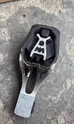 Peugeot 3008 II Engine mount bracket 9811786680
