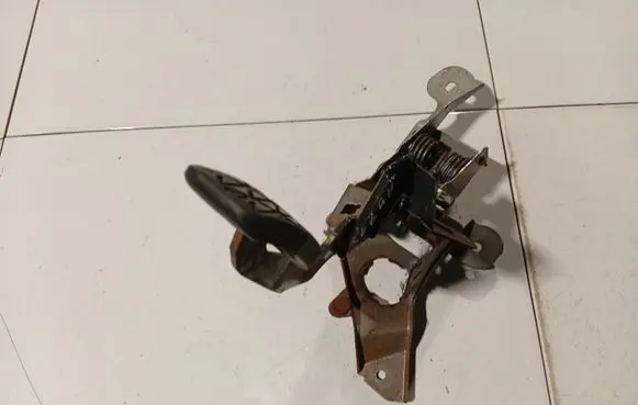 Mazda 5 Brake pedal 