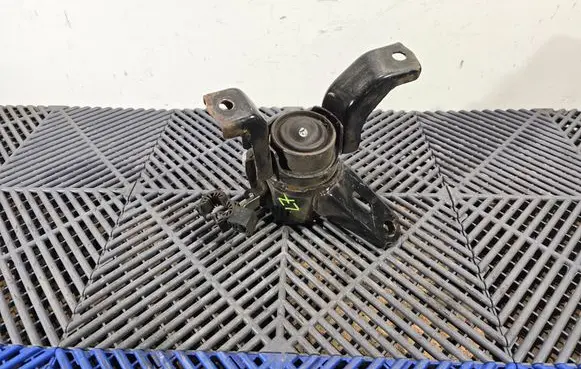 Toyota Auris E180 Engine mount bracket