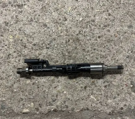 BMW 5 GT F07 Fuel injector 7597870