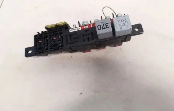 Volkswagen PASSAT B5.5 Fuse box set 8l0941822a
