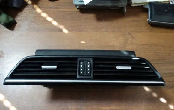 Porsche Cayenne (9Y0 9Y3) Dash center air vent grill 9Y0819701B