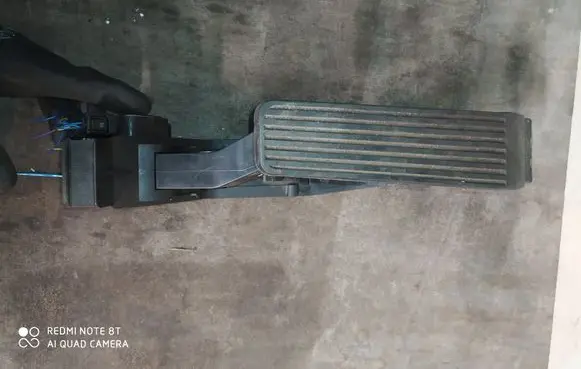 Mercedes-Benz E W211 Accelerator throttle pedal A2113000504