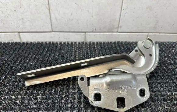 Engine bonnet/hood hinges