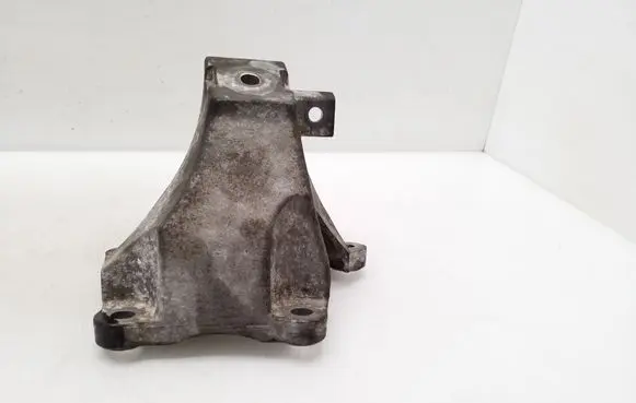 Engine mounting bracket