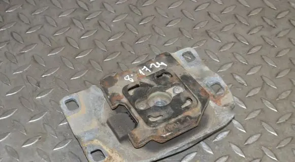 Ford Kuga I Engine mount bracket