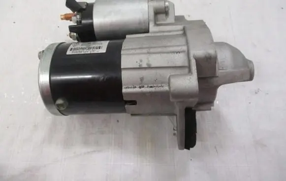 Renault Captur Starter motor 233000557R