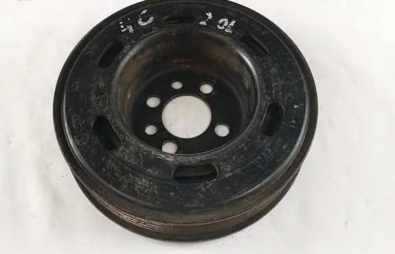 Volkswagen Golf IV Crankshaft pulley 06A105243E