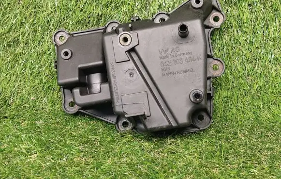 Volkswagen Jetta VI Oil breather separator 04E103464K