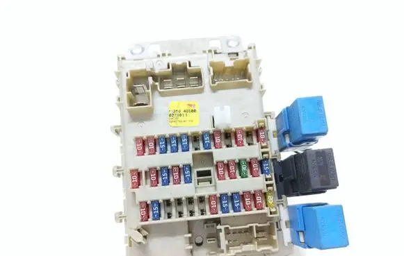 Nissan Almera Tino Fuse module 243504U100 0221011