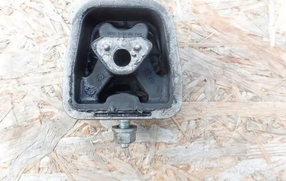 Mercedes-Benz A W168 Engine mount bracket 0140240063 A1682401217