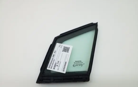 Toyota Avensis T270 Front door vent window glass four-door 6812605010