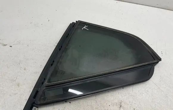 Volvo XC40 Rear vent window glass 32244805