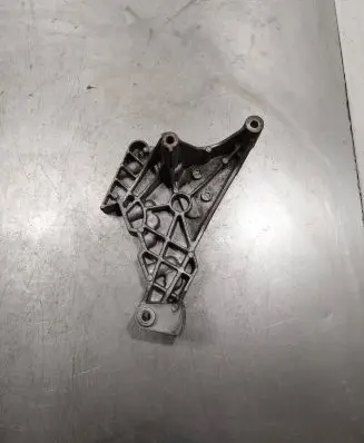Volkswagen Touran I Engine mounting bracket 03g199207