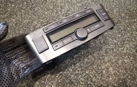 Toyota Avensis T250 Climate control unit 5590005202