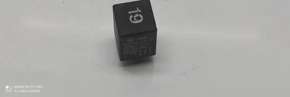 Volkswagen PASSAT B4 Window wiper relay 00362000