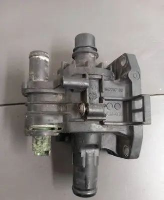 Ford Focus C-MAX Thermostat/thermostat housing 9647767180