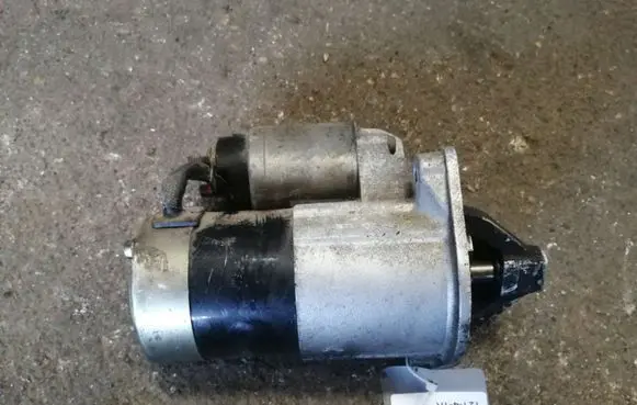 Mitsubishi Carisma Starter motor M000T81284