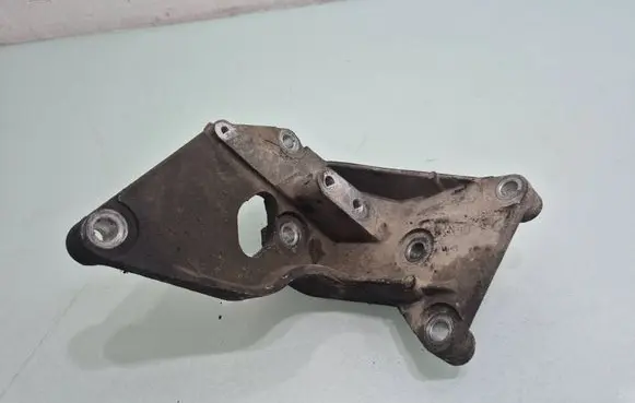 Nissan Qashqai+2 Engine mounting bracket 