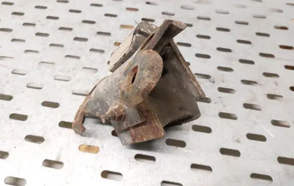 Nissan Pathfinder R51 Engine mount bracket