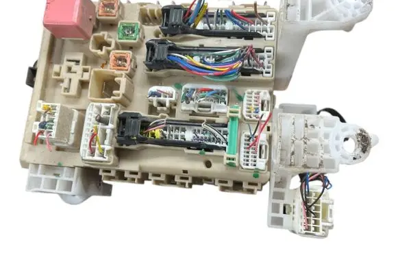 Toyota Avensis T270 Fuse module 8273005150B 139811E26