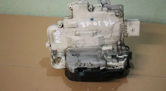 Audi A3 S3 8P Front door lock 4F2837016