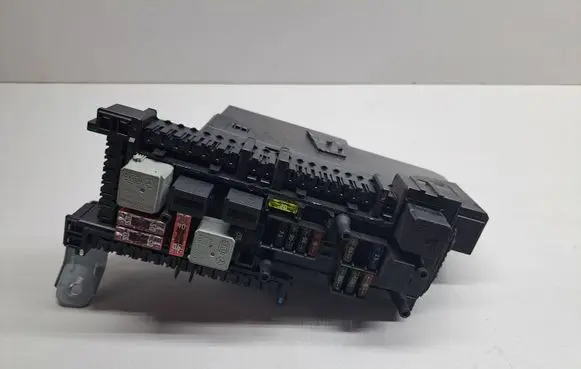Mercedes-Benz C W204 Fuse module 5DK01102241 HW2049012 LU2049005