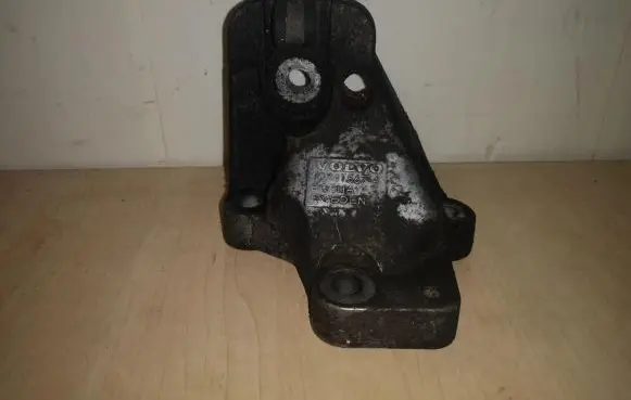Volvo XC90 Engine mount bracket 307415674 A2418