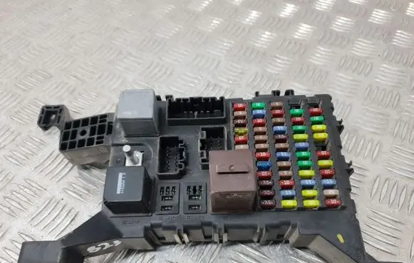 Jaguar X-Type Fuse module PPGF20M10