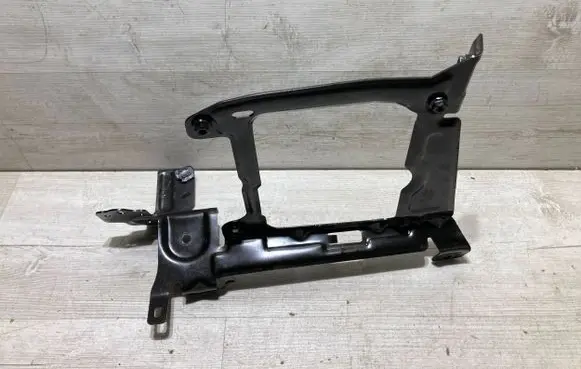 Ford Focus Engine mounting bracket LX7A-3D121-AF