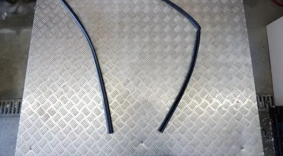 Toyota Highlander XU70 Rubber seal front door window/glass 681410E060