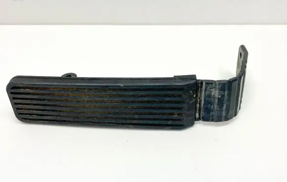Accelerator throttle pedal