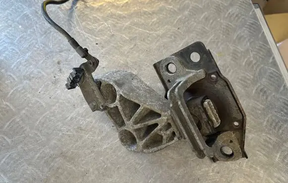 Nissan Qashqai Engine mount bracket